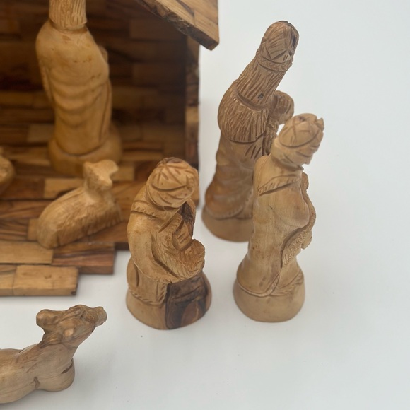 Large Handmade / Handcarved Olive Wood Primitive Nativity Scene - Picture 8 of 14